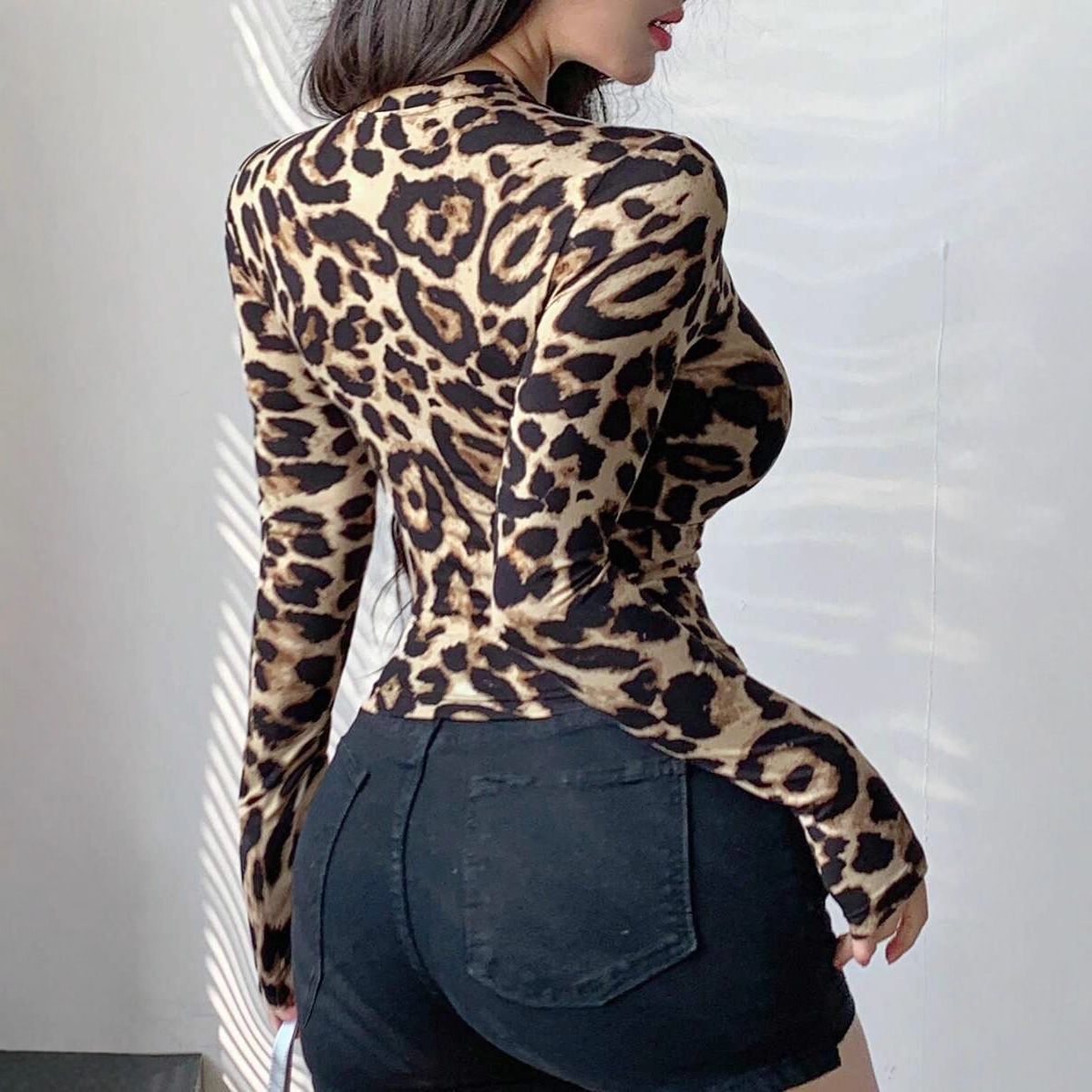 جاكيت نسائي قصير بطبعة جلد الف - مراجعة Crop Top Women وسعره